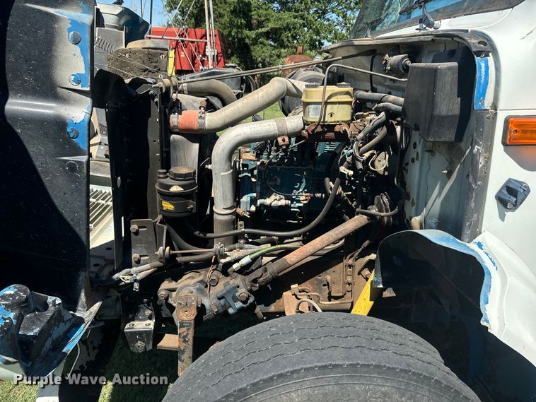 image for item DQ6791 1995 International  4700 flatbed truck