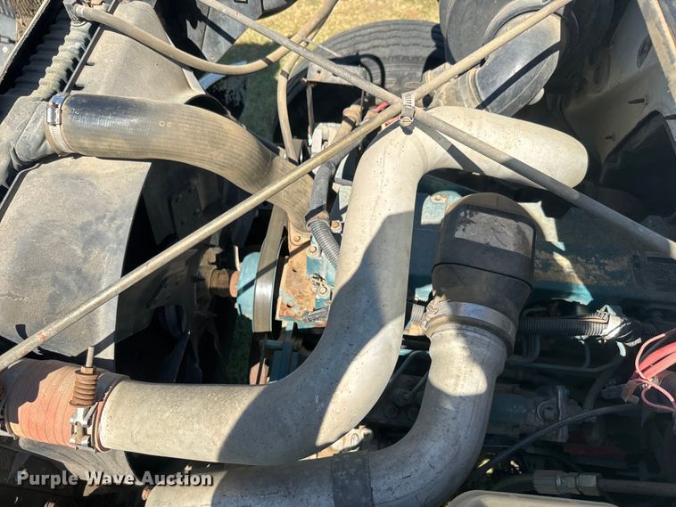 image for item DQ6791 1995 International  4700 flatbed truck