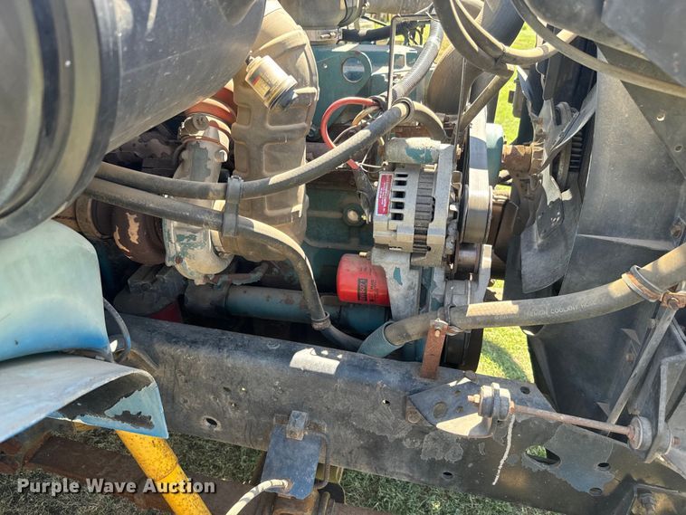 image for item DQ6791 1995 International  4700 flatbed truck