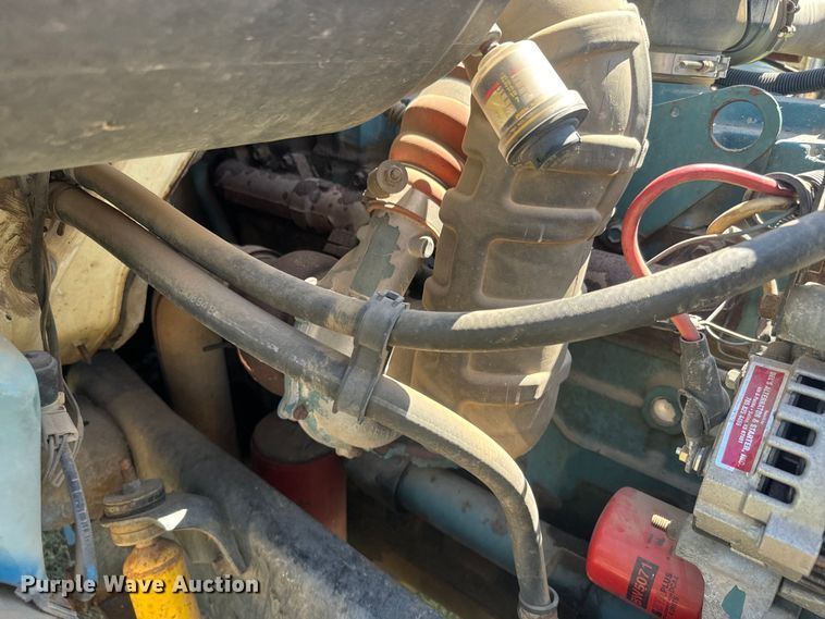 image for item DQ6791 1995 International  4700 flatbed truck