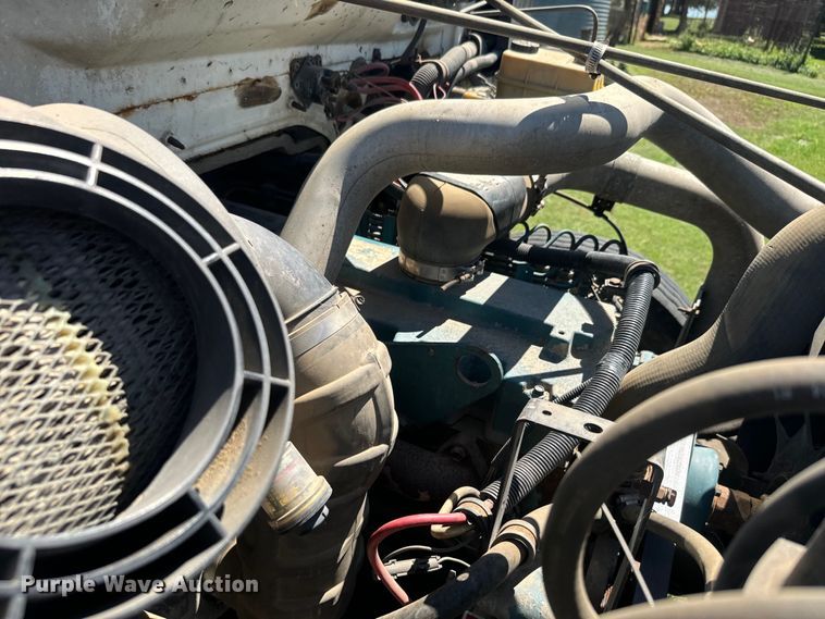 image for item DQ6791 1995 International  4700 flatbed truck