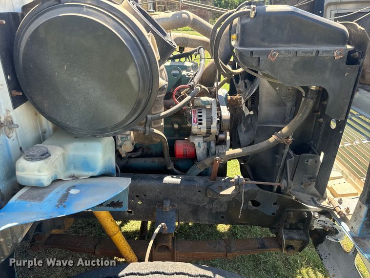 image for item DQ6791 1995 International  4700 flatbed truck