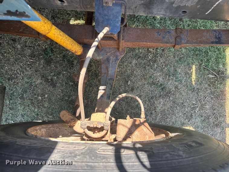 image for item DQ6791 1995 International  4700 flatbed truck