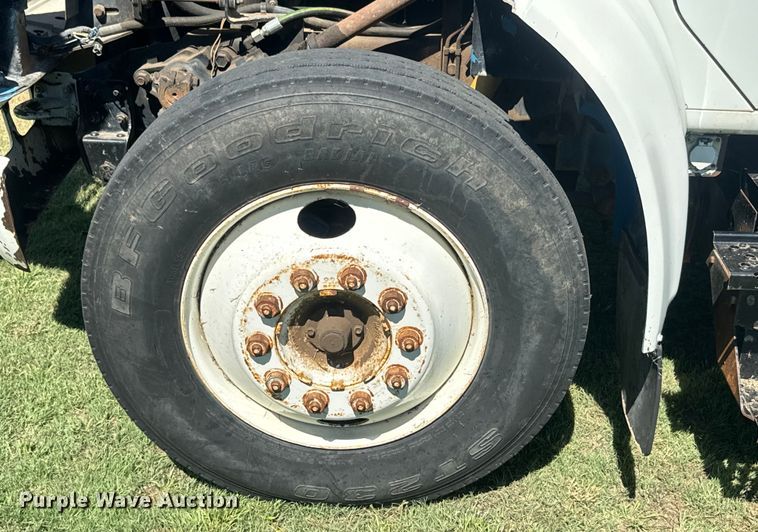 image for item DQ6791 1995 International  4700 flatbed truck