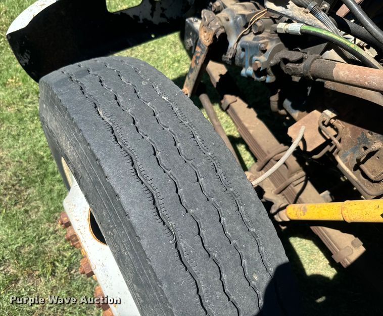 image for item DQ6791 1995 International  4700 flatbed truck