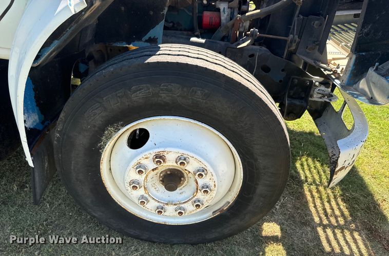 image for item DQ6791 1995 International  4700 flatbed truck