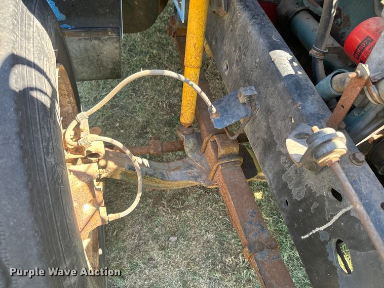 image for item DQ6791 1995 International  4700 flatbed truck