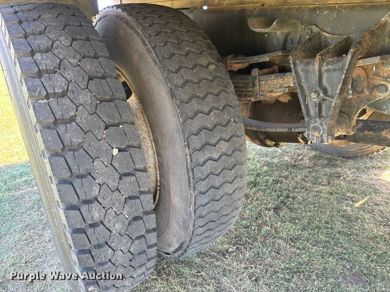 image for item DQ6791 1995 International  4700 flatbed truck