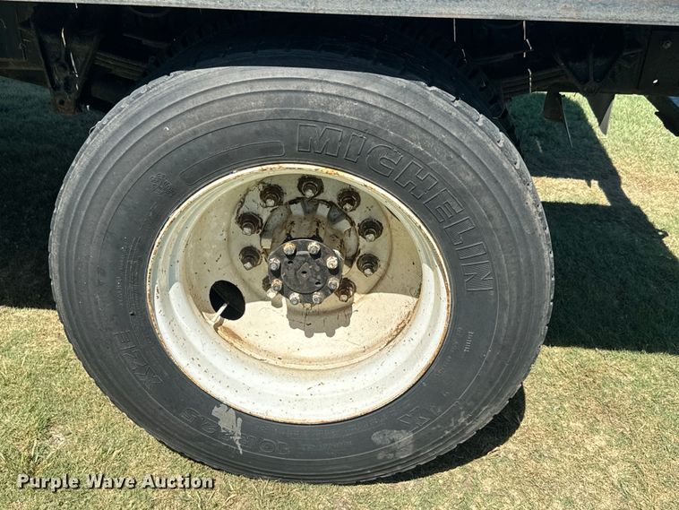 image for item DQ6791 1995 International  4700 flatbed truck