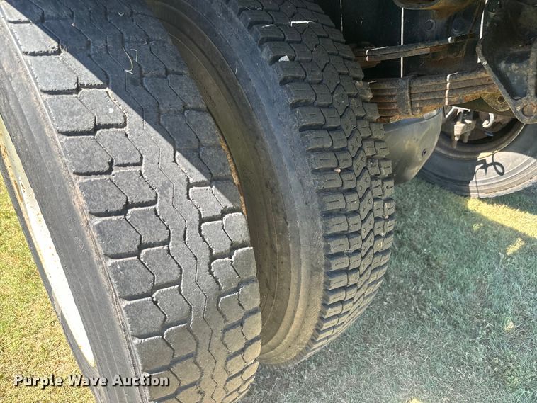 image for item DQ6791 1995 International  4700 flatbed truck