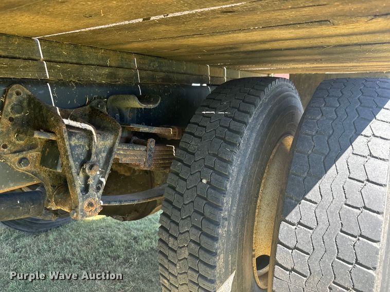 image for item DQ6791 1995 International  4700 flatbed truck