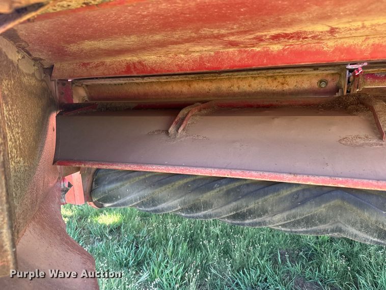 image for item DQ6792 New Holland 116 swather / windrower