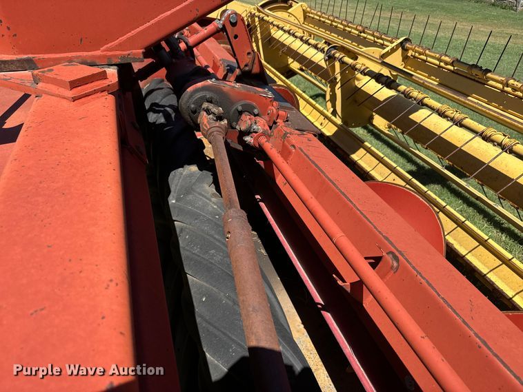 image for item DQ6792 New Holland 116 swather / windrower