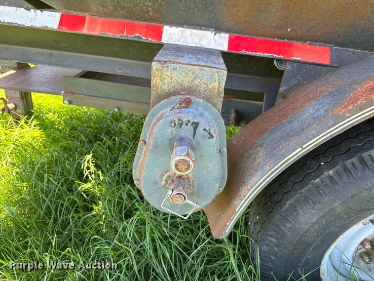 image for item DQ6793 1994 Specialty grain trailer