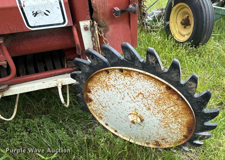 image for item DX0596 Hesston 5580 round baler