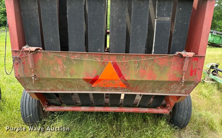 image for item DX0596 Hesston 5580 round baler