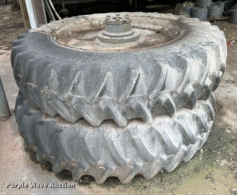 image for item DX0608 Ford New Holland 8970 MFWD tractor