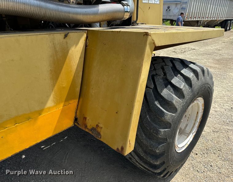 image for item EH6823 1994 Ag-Chem Terra Gator 1844 spreader