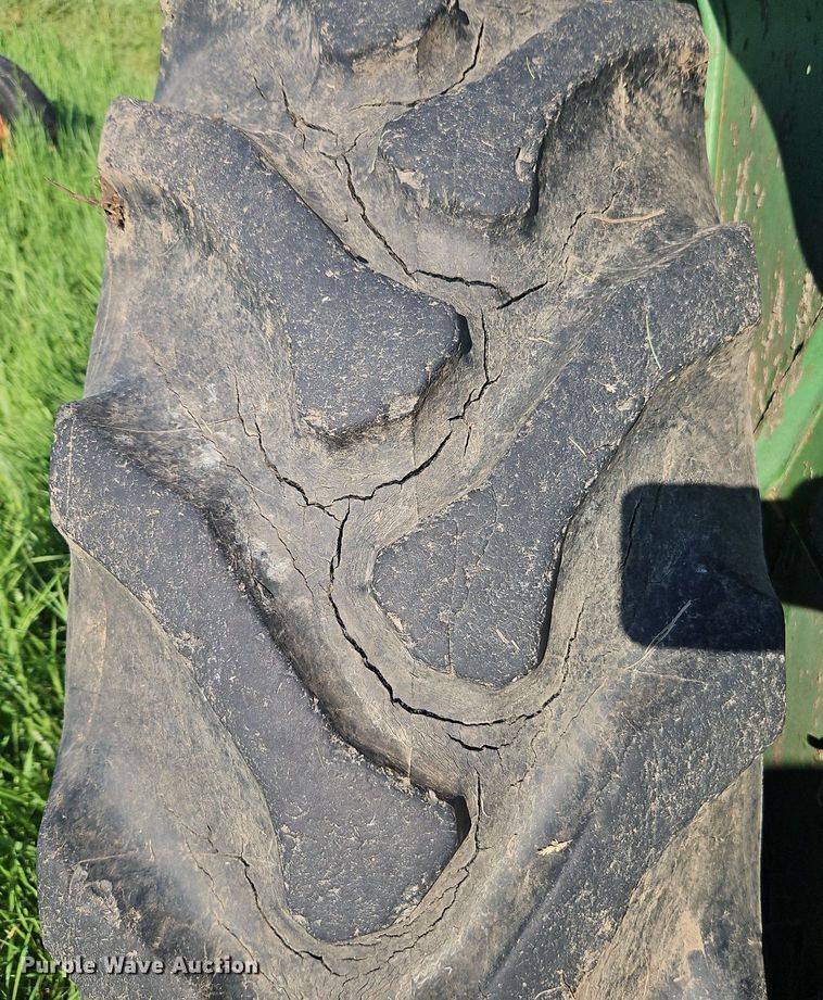 image for item EI3854 1975 John Deere  1530 tractor