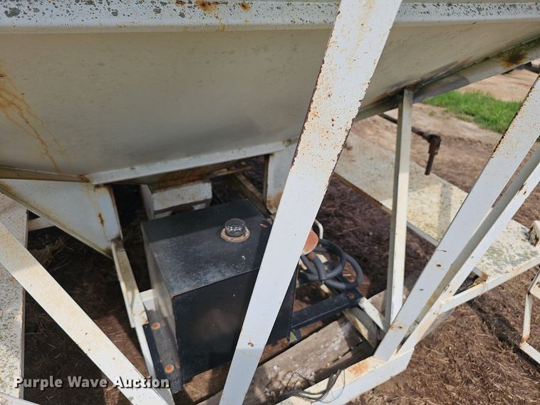 image for item EJ5616 Willmar  Roadrunner  seed tender bed