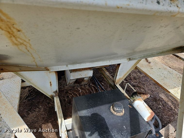 image for item EJ5616 Willmar  Roadrunner  seed tender bed