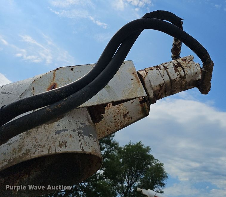 image for item EJ5616 Willmar  Roadrunner  seed tender bed