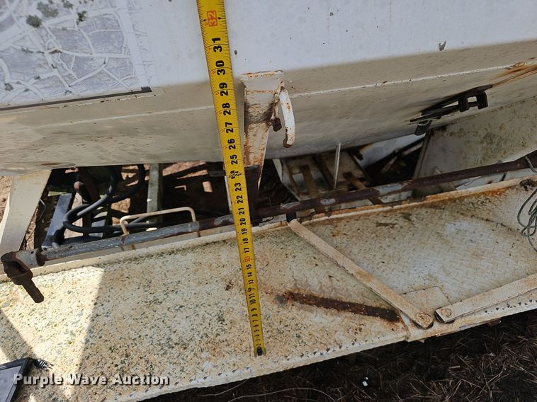 image for item EJ5616 Willmar  Roadrunner  seed tender bed