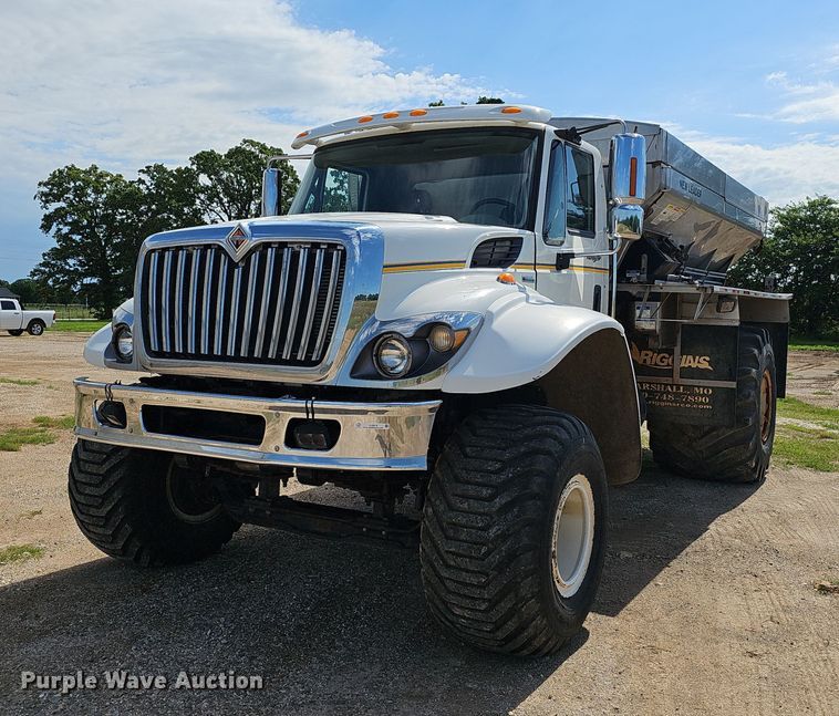 image for item EJ5618 International  7400 SFA applicator truck