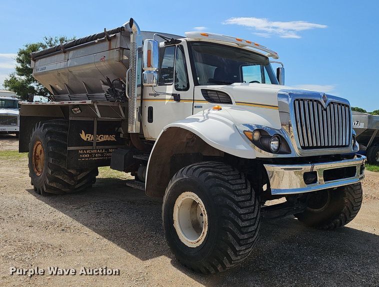 image for item EJ5618 International  7400 SFA applicator truck