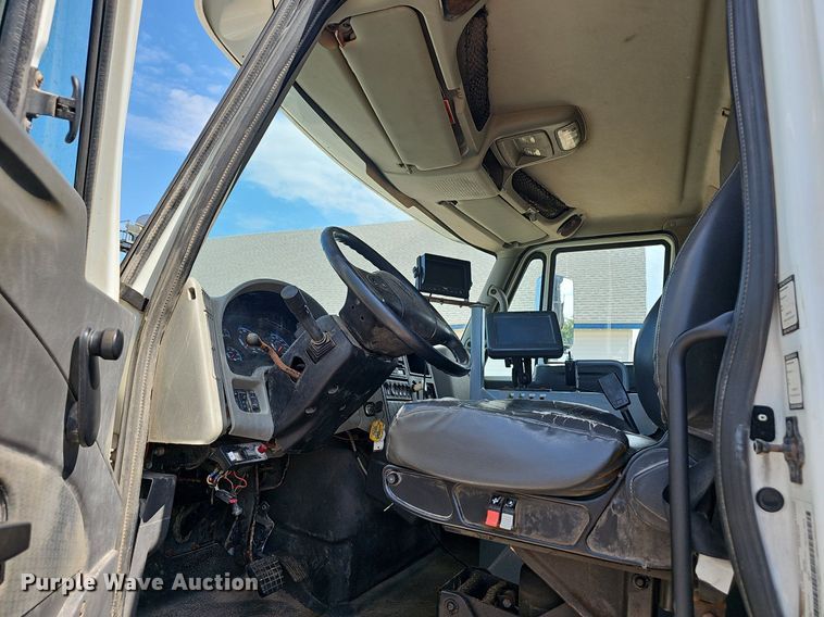 image for item EJ5618 International  7400 SFA applicator truck