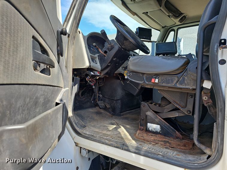 image for item EJ5618 International  7400 SFA applicator truck