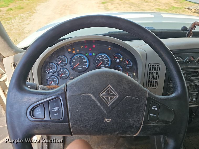 image for item EJ5618 International  7400 SFA applicator truck