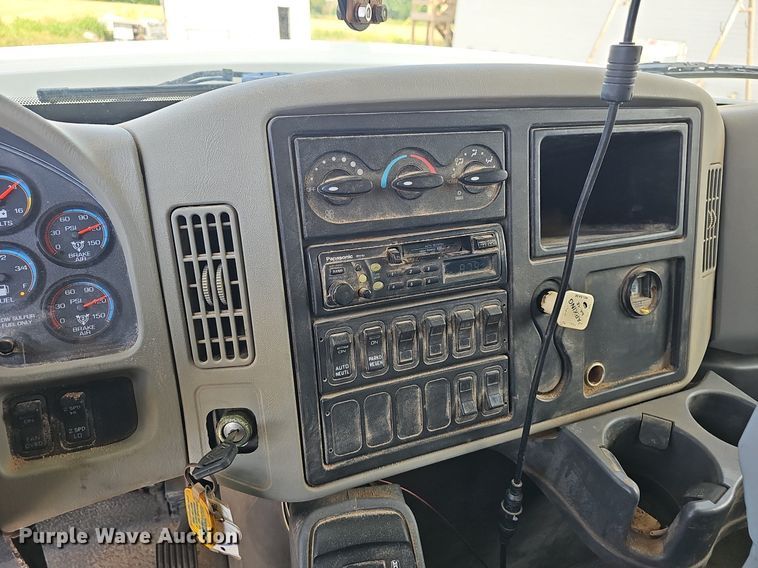 image for item EJ5618 International  7400 SFA applicator truck