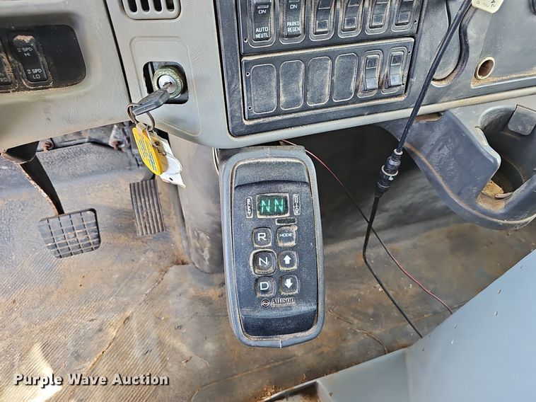 image for item EJ5618 International  7400 SFA applicator truck