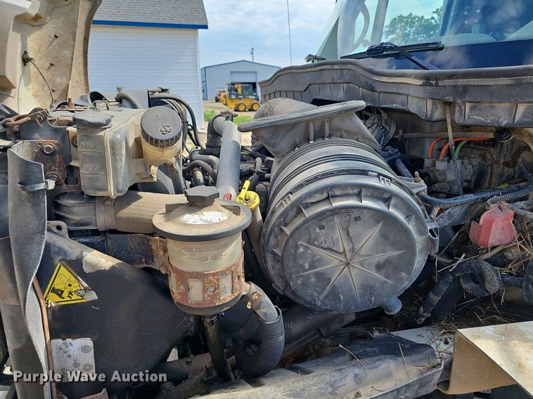 image for item EJ5618 International  7400 SFA applicator truck