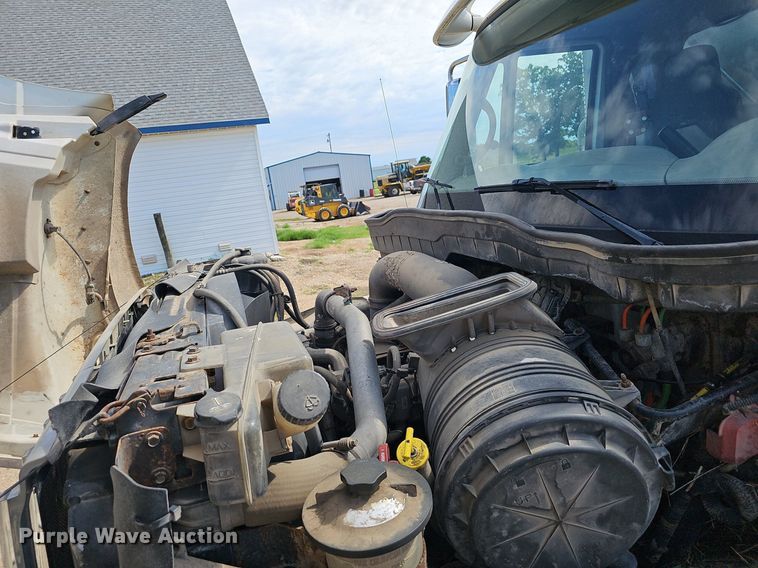 image for item EJ5618 International  7400 SFA applicator truck