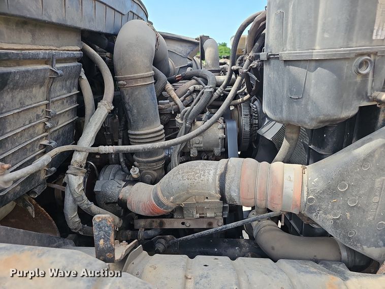 image for item EJ5618 International  7400 SFA applicator truck