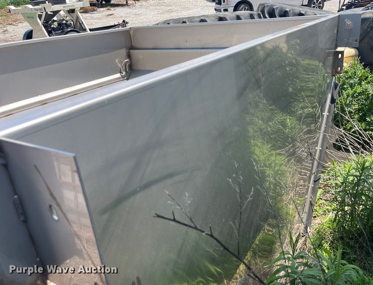 image for item EK8534 Terra Gator 8400 spreader