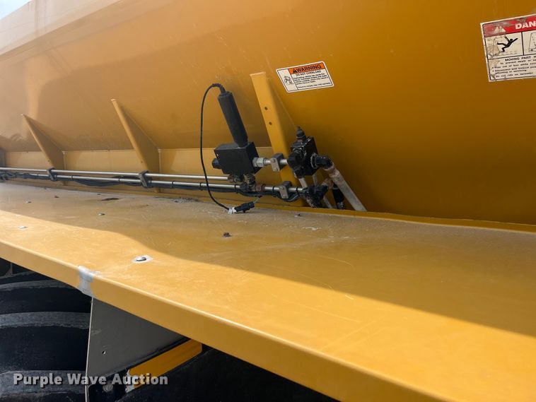 image for item EK8536 Terra Gator 7300 spreader