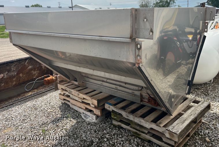 image for item EK8536 Terra Gator 7300 spreader