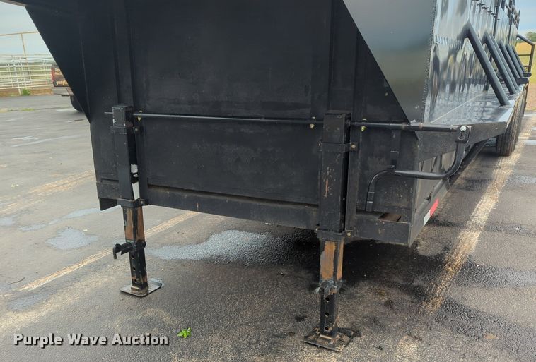 image for item NG9866 2007 Hughes livestock trailer