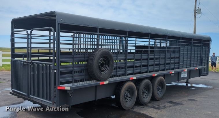 image for item NG9868 2010 Circle W livestock trailer
