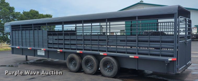 image for item NG9868 2010 Circle W livestock trailer