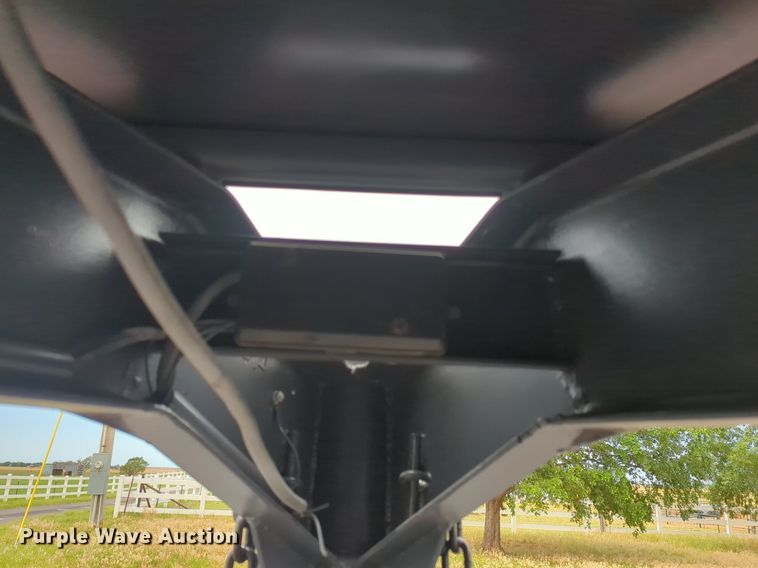 image for item NG9868 2010 Circle W livestock trailer