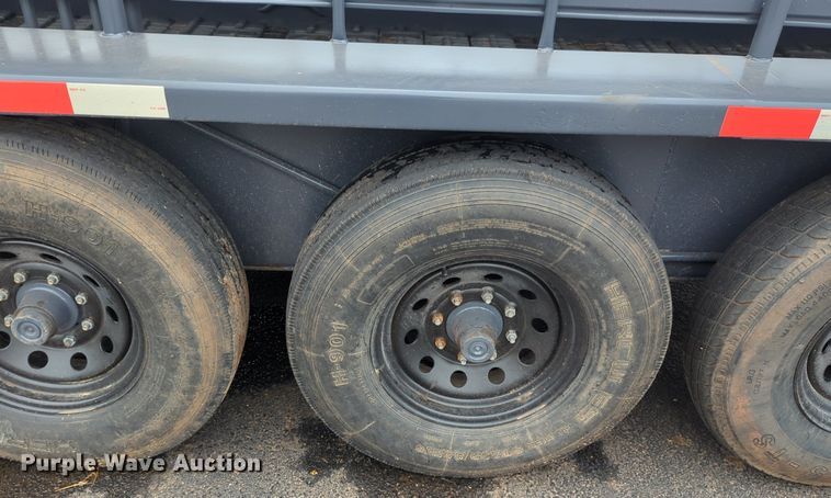 image for item NG9868 2010 Circle W livestock trailer