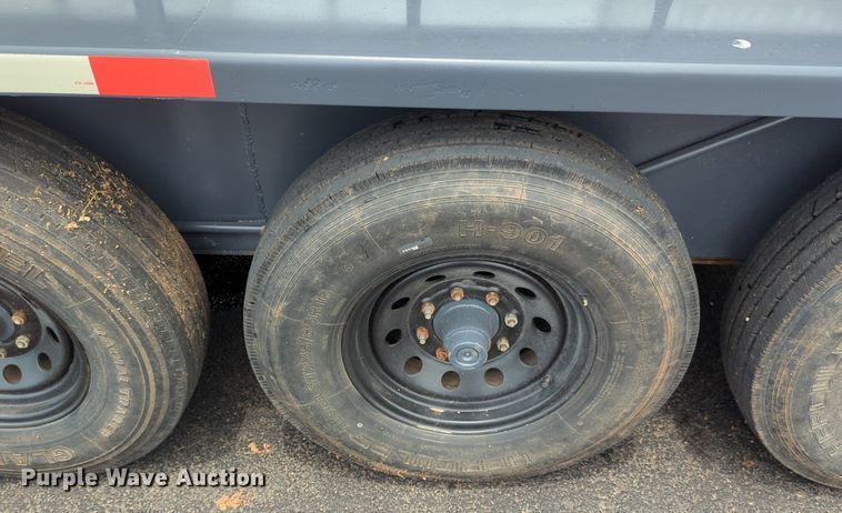 image for item NG9868 2010 Circle W livestock trailer