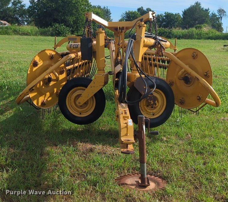 image for item NG9881 Vermeer R23A hay rake