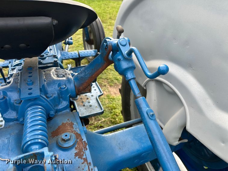 image for item NR9962 1971 Ford  2000 tractor