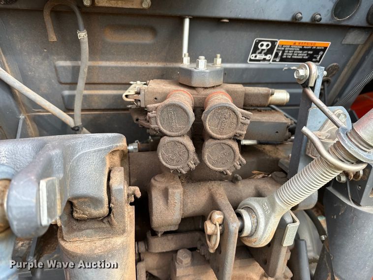 image for item NR9964 2017 Kubota  M5-091 MFWD tractor