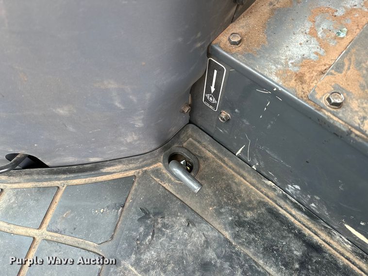 image for item NR9964 2017 Kubota  M5-091 MFWD tractor